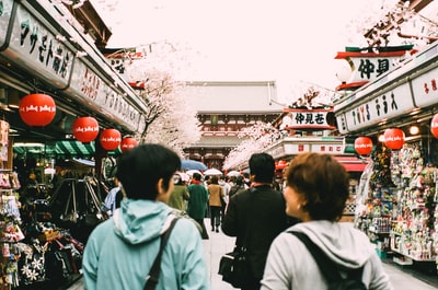 人们白天走在街上